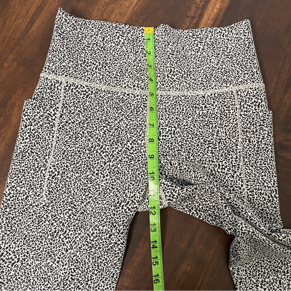 Athleta salutation stash pocket textured tight - Picture 6 of 8